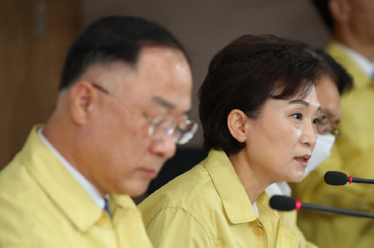 홍남기(왼쪽) 경제부총리와 김현미 국토교통부 장관이 지난 10일 7·10 대책 발표 브리핑에서 취재진 질문에 답하고 있다.<연합뉴스>